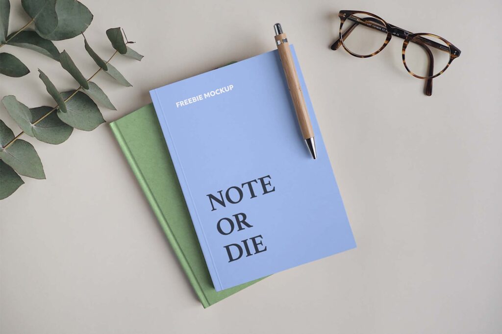 Notebooks mit Stift und Brille Mockup