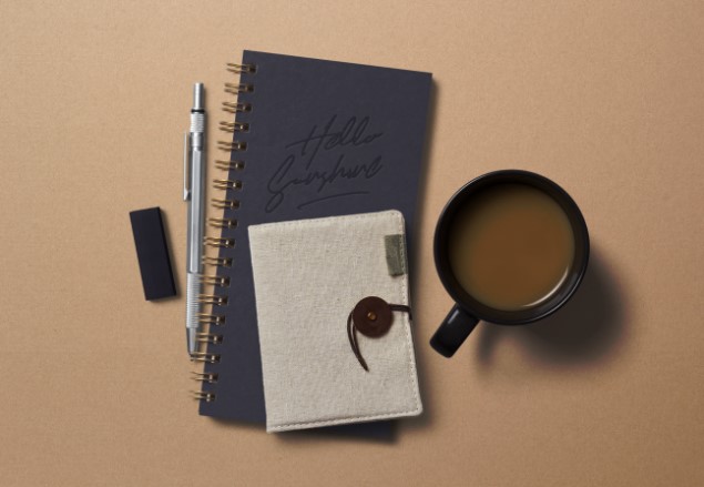 Notizbuch und Tasse Kaffee