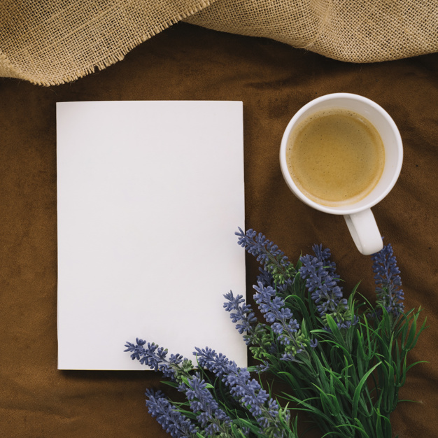 Buch und Kaffee mit Blumen