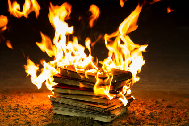 Pila di libri in fiamme