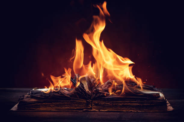 Primo piano su un vecchio libro in fiamme