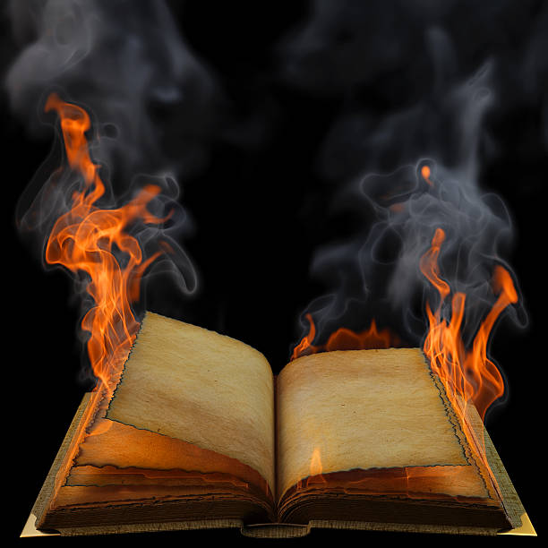 Livro em branco em chamas