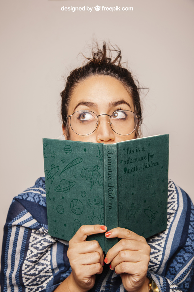 Mädchen mit Brille hält Buch