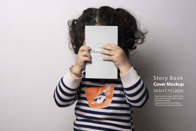 Kleines Mädchen hält Geschichtenbuch