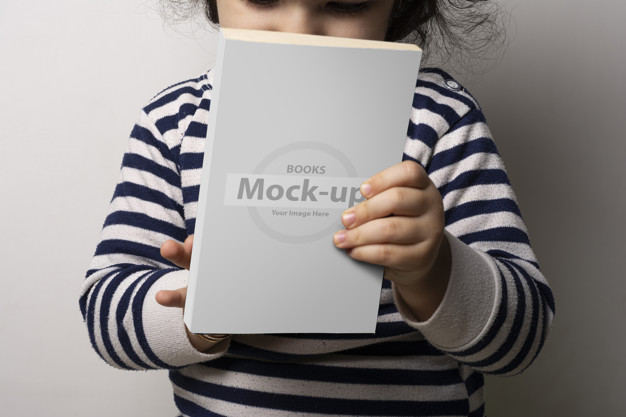 Primer plano de una niña sosteniendo un libro