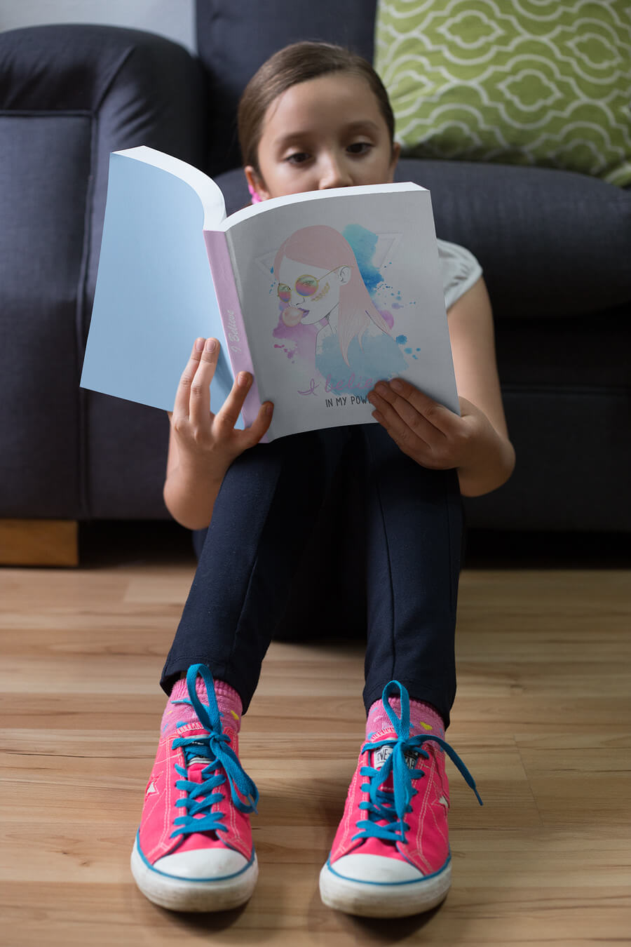 Mädchen liest ein Buch im Sitzen