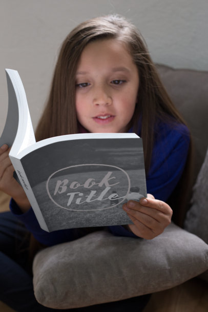 Criança lendo um livro com travesseiro