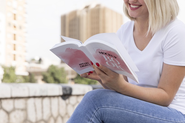 Femme heureuse lisant un livre