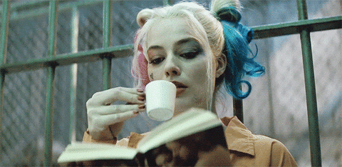 Harley Quinn tomando café mientras lee